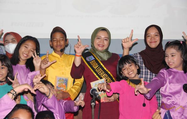 Bunda Literasi Babel Sri Rahayu Mulya Naziarto bersama bersama anak-anak Bangka, disela Peringatan Hari Anak Nasional di RRI Babel, Minggu (24/7/2022)