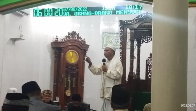 Kepala DKPUS Babel Rakhmadi menyampaikan tausiyah terkait Literasi Muahasabah di Masjid Al Qurbah, Gabek Pangkalpinang, Minggu (7/8/2022).